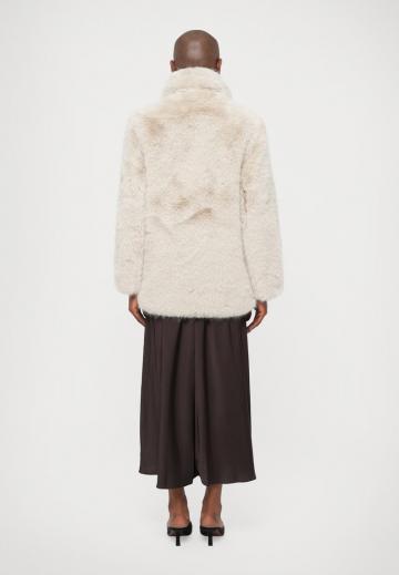 Короткое пальто