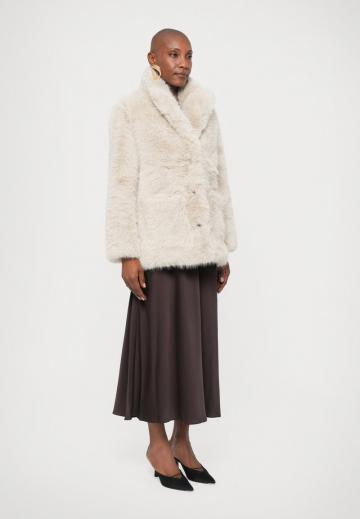 Короткое пальто