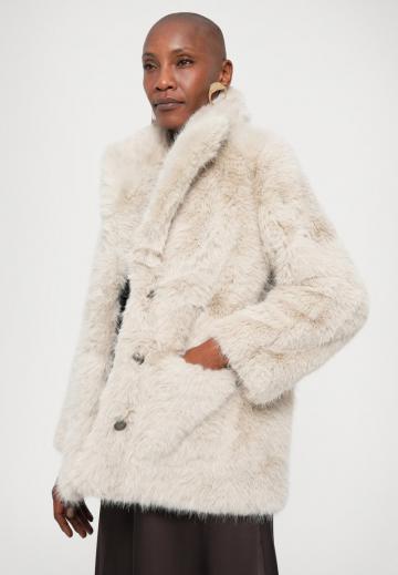 Короткое пальто