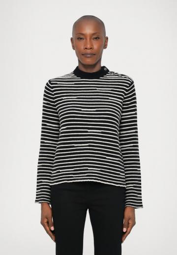 Пуловер в полоску