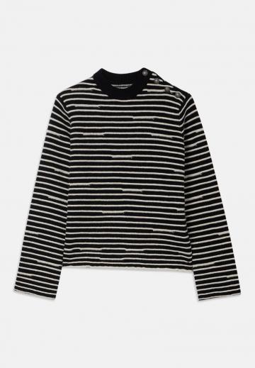 Пуловер в полоску