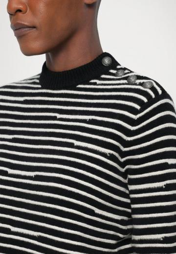 Пуловер в полоску