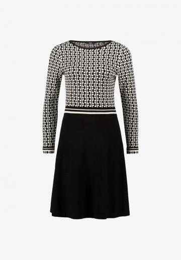 Вязаное платье