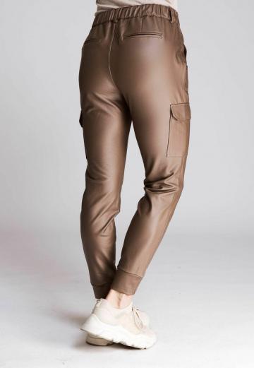 Брюки с накладными карманами