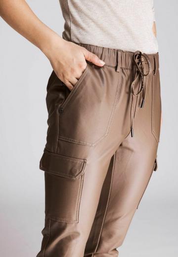 Брюки с накладными карманами