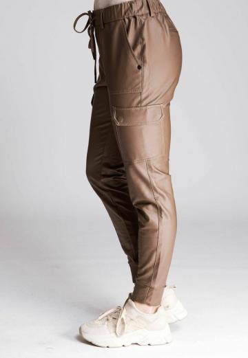 Брюки с накладными карманами