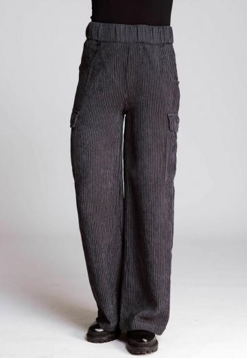 Брюки с накладными карманами