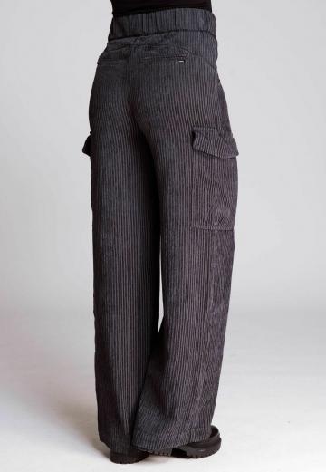 Брюки с накладными карманами