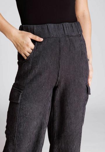 Брюки с накладными карманами