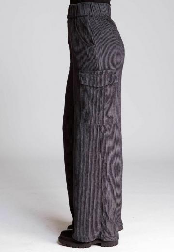 Брюки с накладными карманами