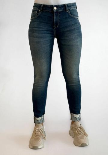 Узкие джинсы