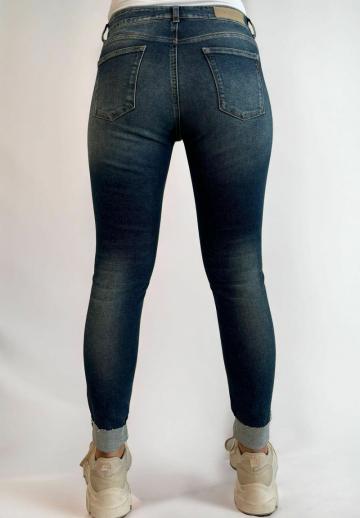 Узкие джинсы