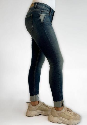 Узкие джинсы