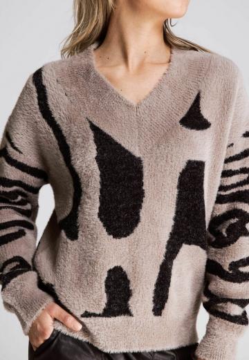 Пуловер с вырезом V