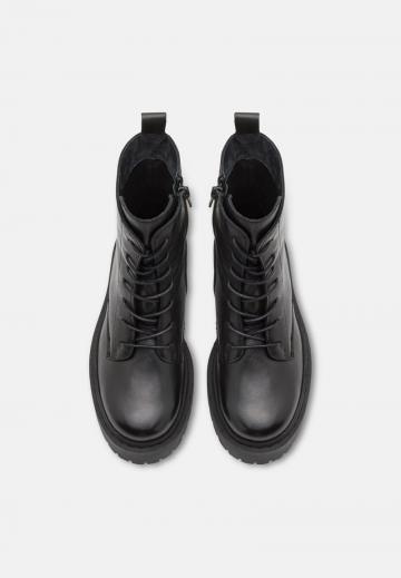 Ботинки на шнуровке