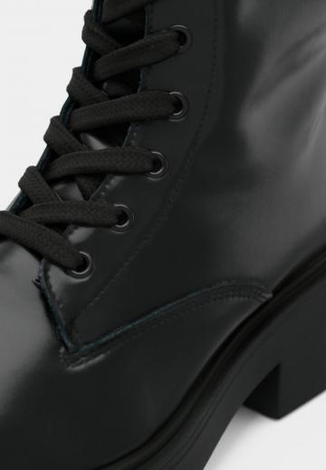 Сапоги на шнуровке