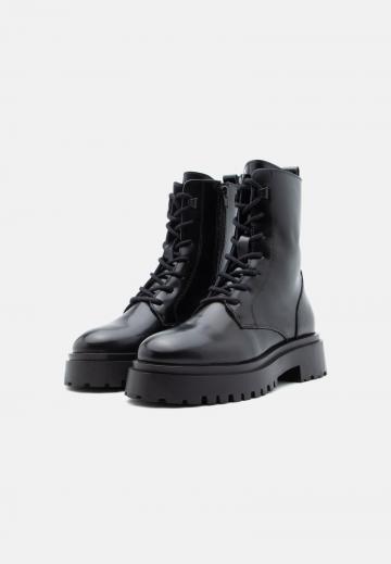 Ботинки на шнуровке