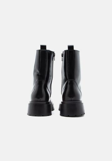 Ботинки на шнуровке