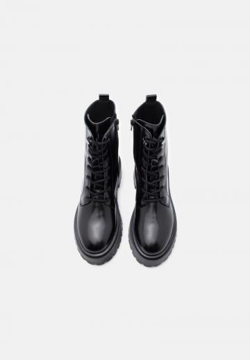 Ботинки на шнуровке