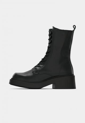 Ботинки на шнуровке