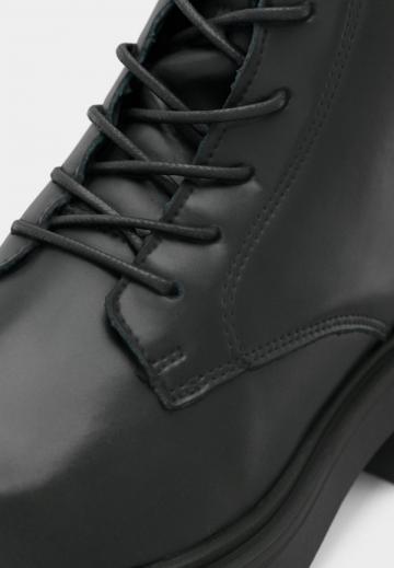 Ботинки на шнуровке