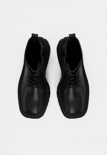 Ботинки на шнуровке