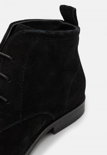 Ботинки на шнуровке