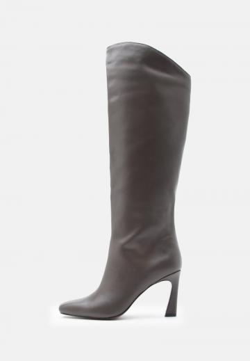 Высокие сапоги