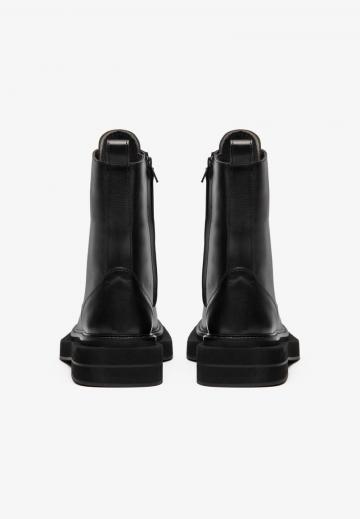 Ботинки на шнуровке