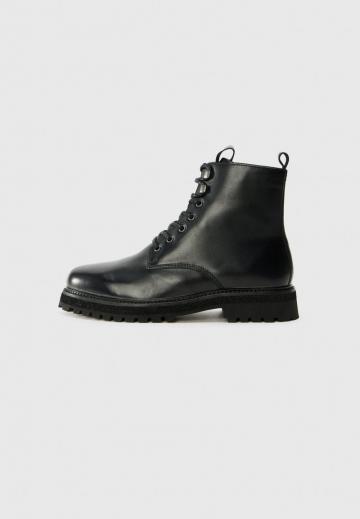 Ботинки на шнуровке