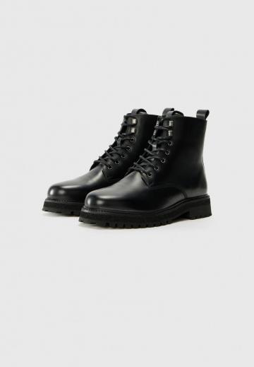 Ботинки на шнуровке