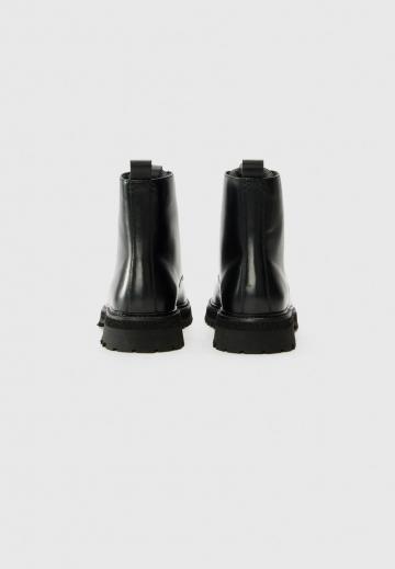 Ботинки на шнуровке