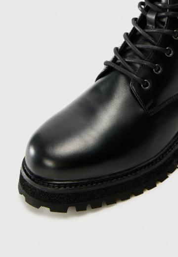 Ботинки на шнуровке