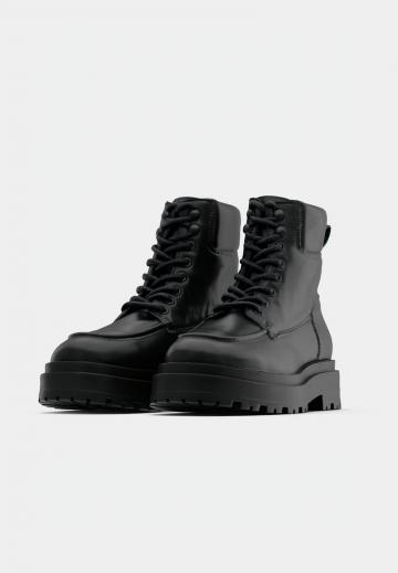 Ботинки на шнуровке