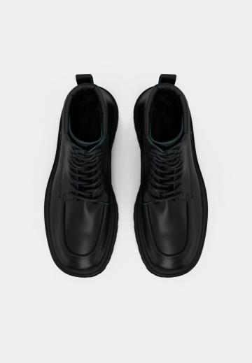 Ботинки на шнуровке