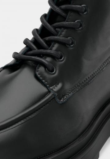 Ботинки на шнуровке