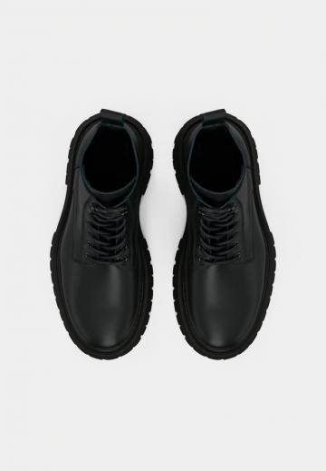 Ботинки на шнуровке