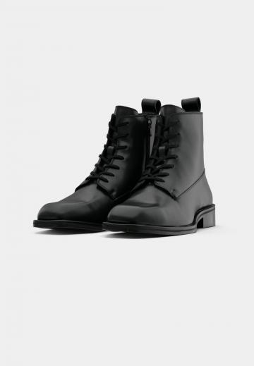 Ботинки на шнуровке