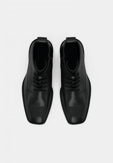 Ботинки на шнуровке