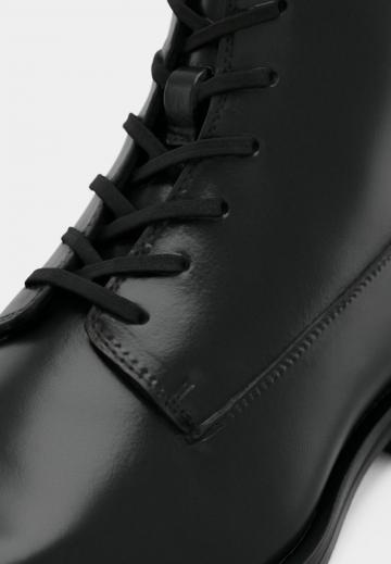 Ботинки на шнуровке