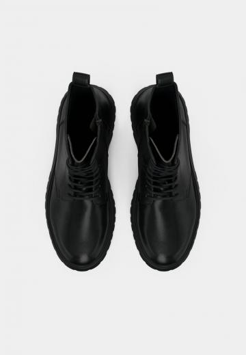 Ботинки на шнуровке