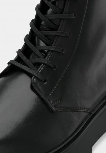 Ботинки на шнуровке