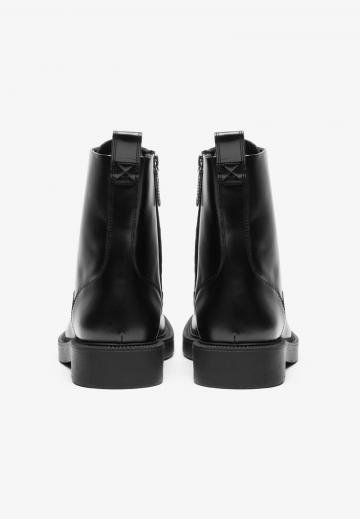 Ботинки на шнуровке