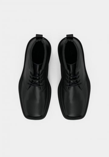 Ботинки на шнуровке