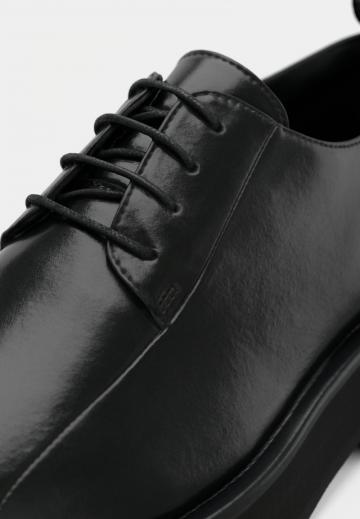 Ботинки на шнуровке