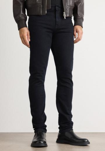 Узкие джинсы