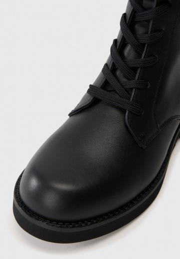 Ботинки на шнуровке