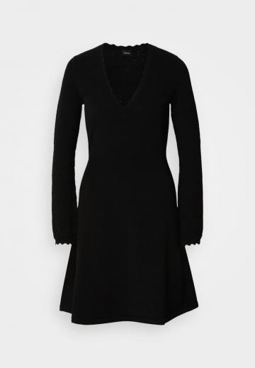 Вязаное платье