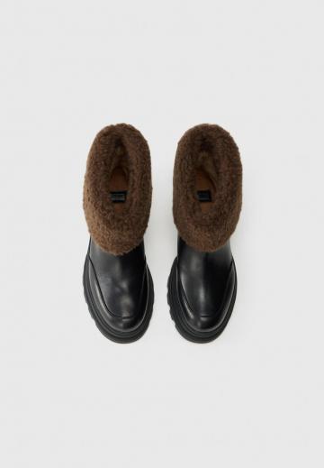 Сапожки на танкетке