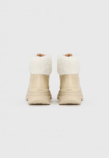 Сапожки на танкетке